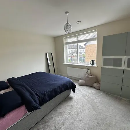 Pvt Ensuite Room ,25 Mins Train To City Center *