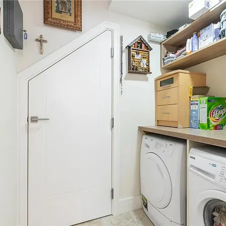 Pvt Room With Direct Train To City Center 25 Mins * Dublin
