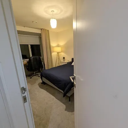 Pvt Ensuite Room ,25 Mins Train To City Center *