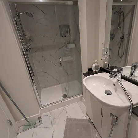 Pvt Room With Direct Train To City Center 25 Mins