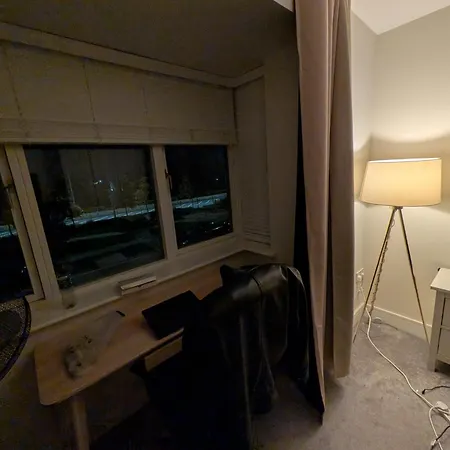 Homestay Pvt Room With Direct Train To City Center 25 Mins *