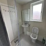 Pvt Ensuite Room ,25 Mins Train To City Center منزل للإقامة