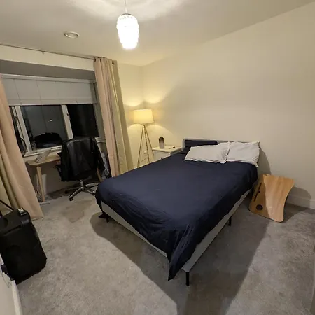 Pvt Ensuite Room ,25 Mins Train To City Center Privat bolig